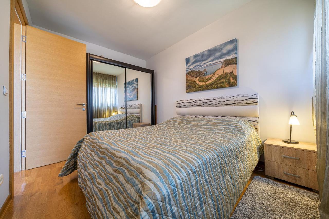 Sea View Apartments In บุดวา ภายนอก รูปภาพ